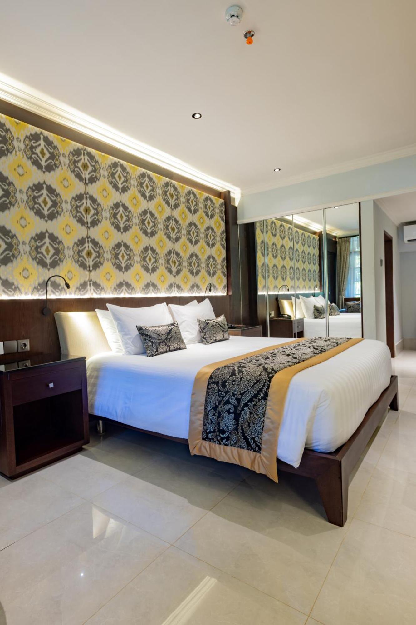 Puri Santrian Beach Resort And Spa Sanur Exterior foto